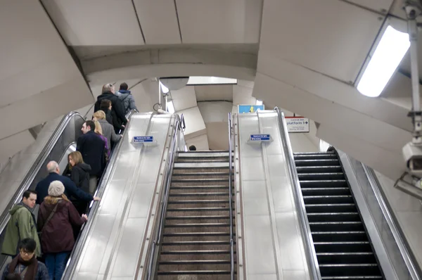 Rolltreppe am Bahnhof — Stockfoto