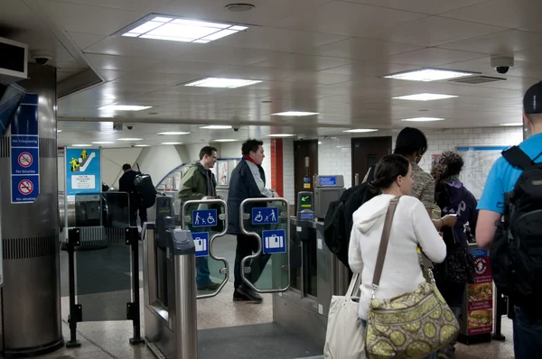 Máquinas de validação de bilhetes. sair do metrô — Fotografia de Stock