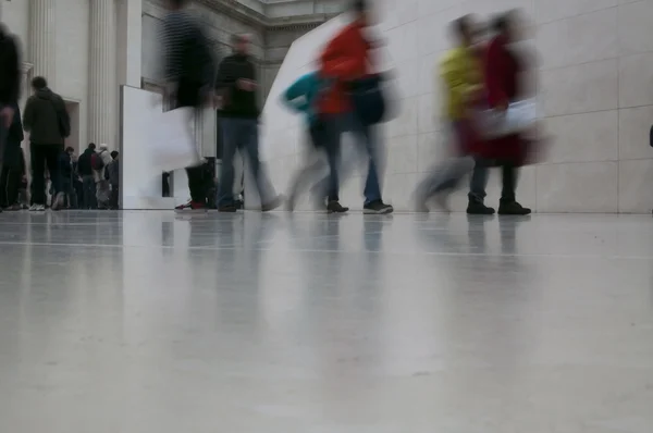 Vista borrosa de la gente ocupada piernas caminando — Foto de Stock