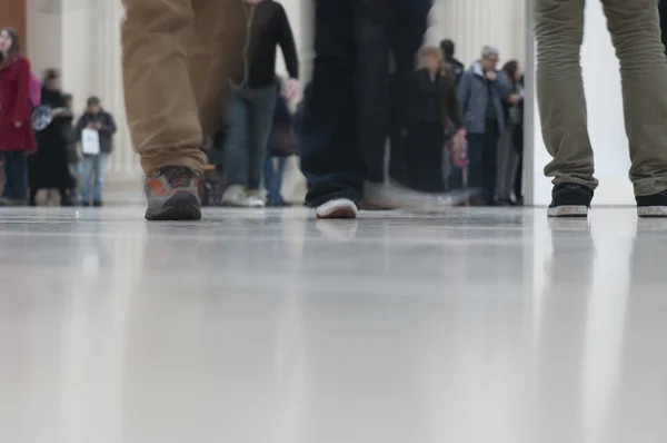 Vista offuscata di persone occupate gambe a piedi — Foto Stock