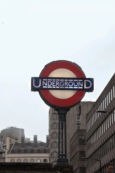 Logo metra przez systemy transportu w Londynie — Zdjęcie stockowe