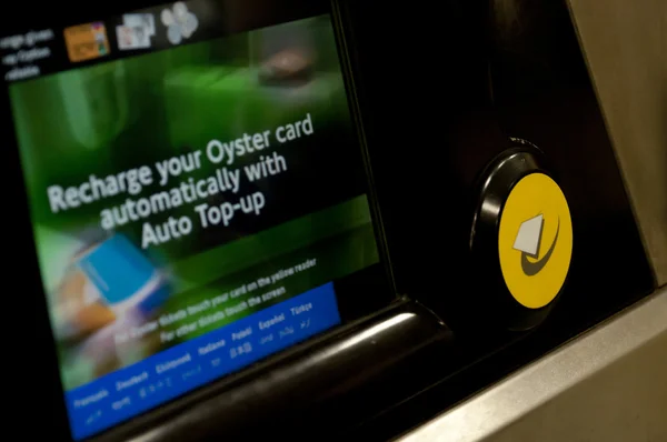 Venta automática de billetes en el metro — Foto de Stock