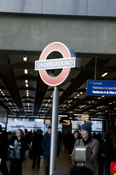 在伦敦的交通系统由地下徽标 — 图库照片