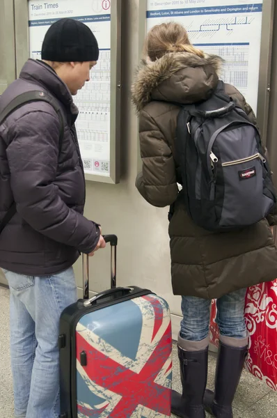 Путешественники на национальном железнодорожном вокзале — стоковое фото