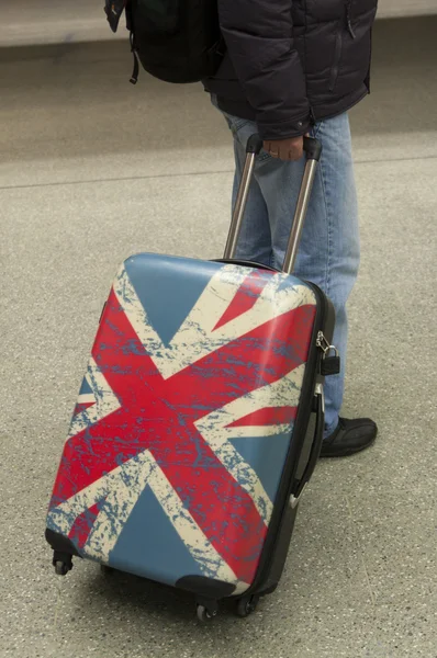 En ung man med en resväska — Stockfoto