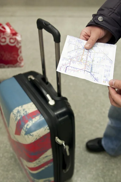 एक युवा एक सूटकेस और एक अंडरग्राउंड मानचित्र के साथ — स्टॉक फ़ोटो, इमेज