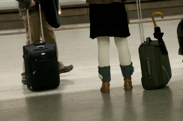 Viaggiatori in attesa di treno — Foto Stock