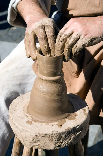 Potter crafting krukor med lera — Stockfoto
