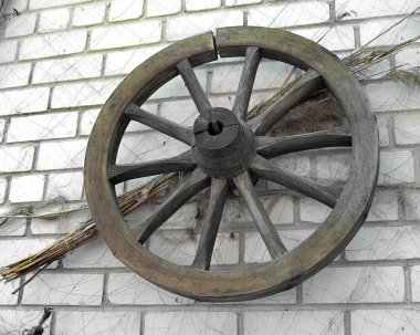 Old wooden wheel clipart