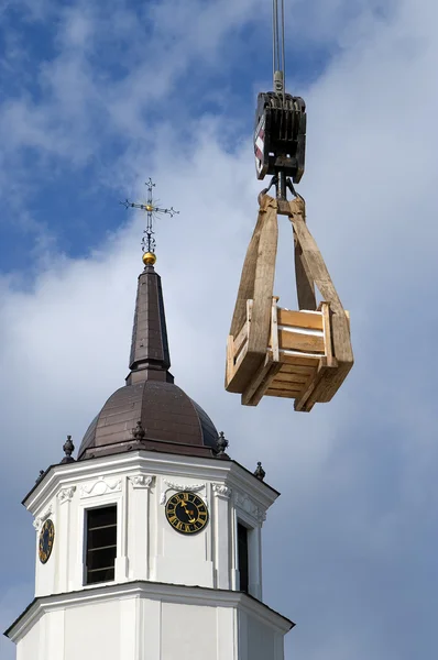 Contenedor de carga sobre un telón de fondo de la catedral — Foto de Stock