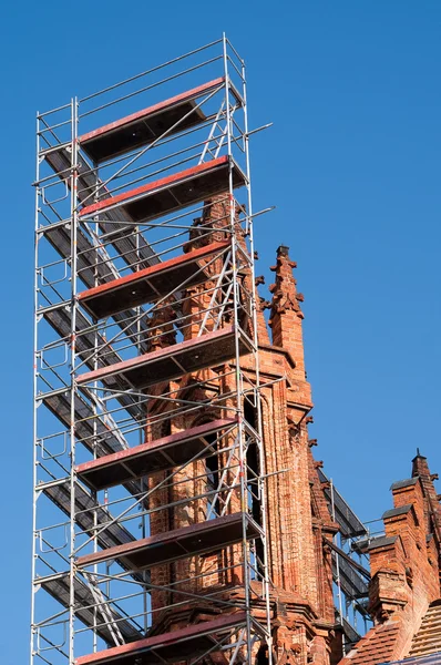 Renovação da torre da igreja contra um céu azul — Fotografia de Stock