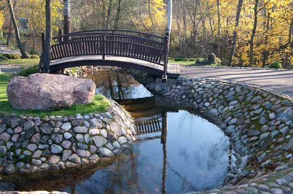 在秋天公园步行桥 — 图库照片