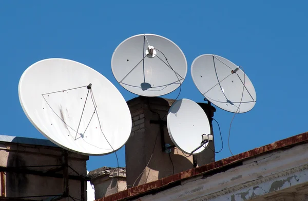 Cztery anteny anteny satelitarne — Zdjęcie stockowe