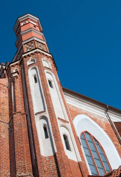 Gamla bernardine kyrkan står hög — Stockfoto