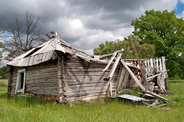 Oude verwoeste houten huis vallen — Stockfoto