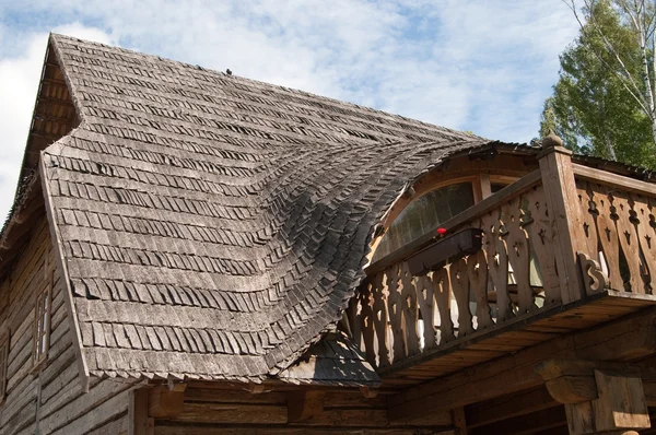 Casa rural balkony com telhado de madeira — Fotografia de Stock