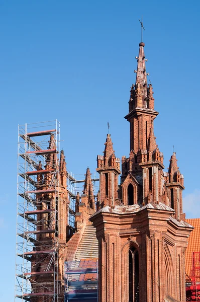 Remont kościoła St. anne przeciw błękitne niebo — Zdjęcie stockowe