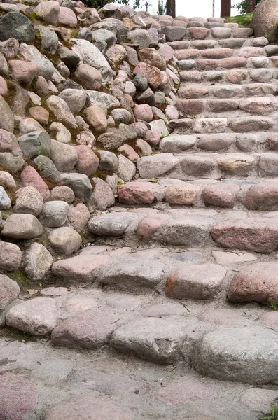 Escadas ao longo de uma parede de pedra — Fotografia de Stock