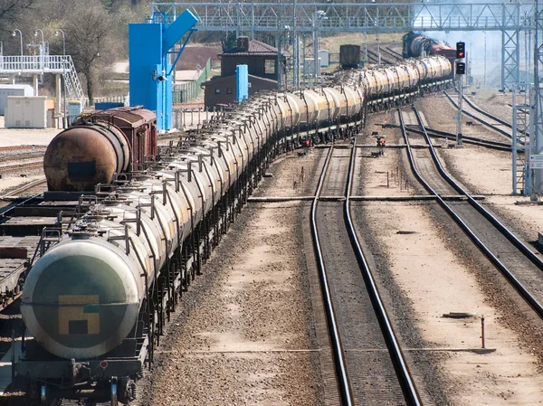 O trem transporta petróleo em tanques — Fotografia de Stock