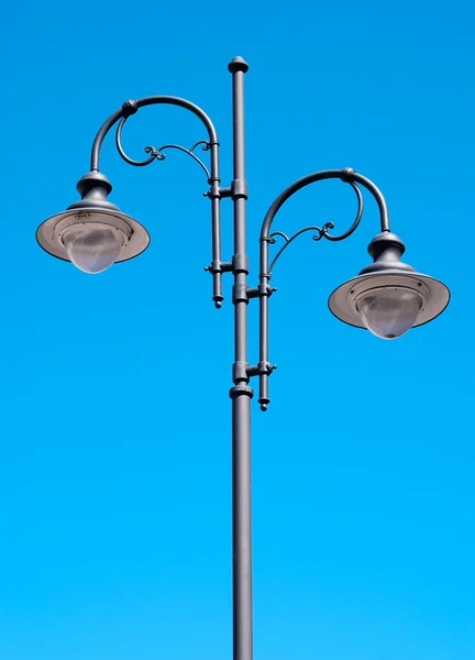 Lâmpada de rua dois em poste de luz de metal — Fotografia de Stock