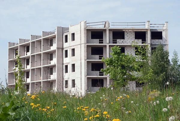 Nedokončený dům na zelené louce — Stock fotografie