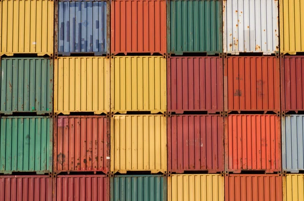 Coloridos contenedores de carga para barcos apilados en un puerto . — Foto de Stock