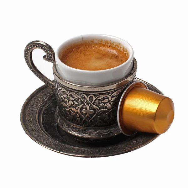 Вкусные капсулы кофе вокруг чашки кофе — стоковое фото