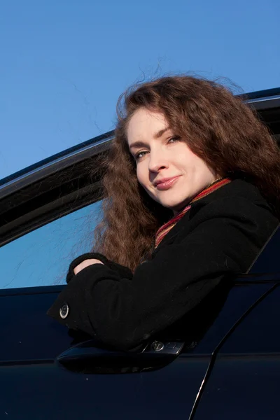 Kobieta siedzi w samochodzie — Zdjęcie stockowe