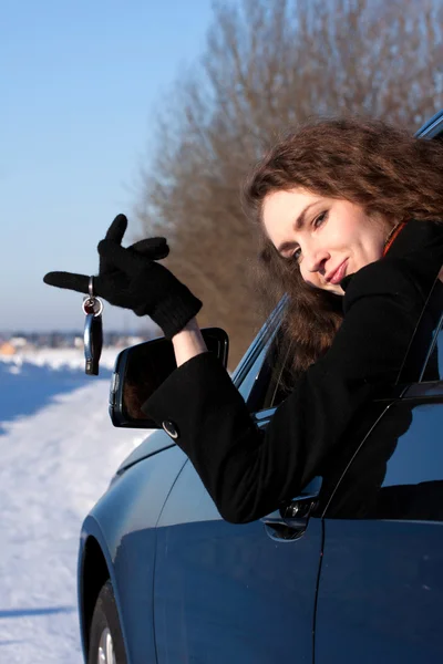 Молодая женщина в машине с ключами от машины — стоковое фото