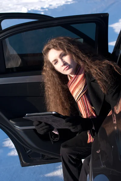 겨울 자동차 고장-여자 태블릿 컴퓨터에 쓰기 — 스톡 사진