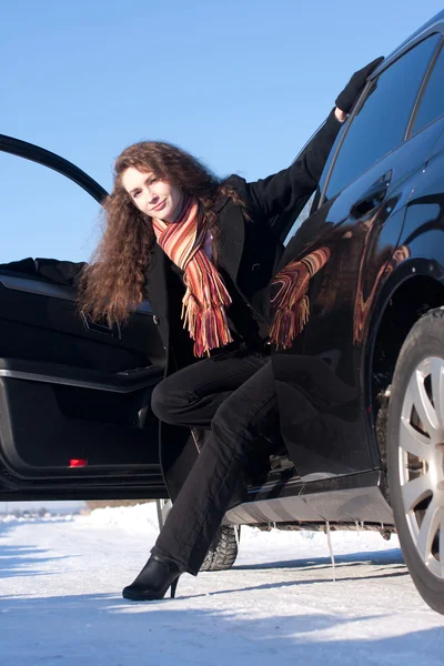 Γυναίκα κάθεται στο αυτοκίνητο — Φωτογραφία Αρχείου