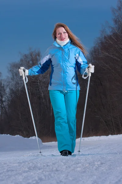 겨울 시간에 걷는 여자 — 스톡 사진