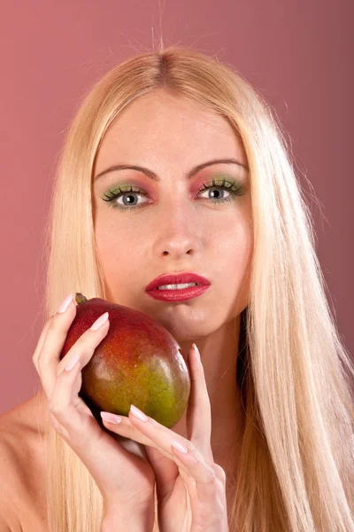 Make-up zoals mango op vrouw gezicht — Stockfoto