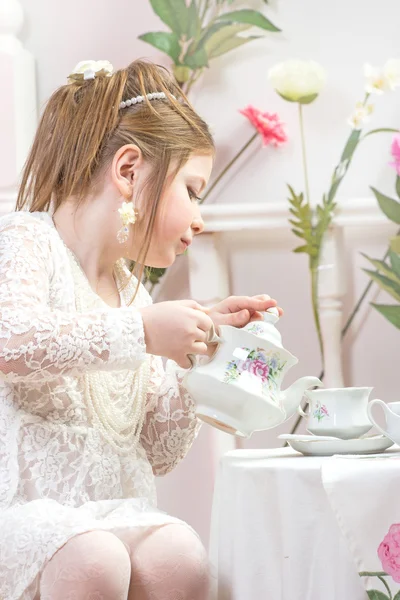 Uma linda menina fazendo uma festa de chá — Fotografia de Stock