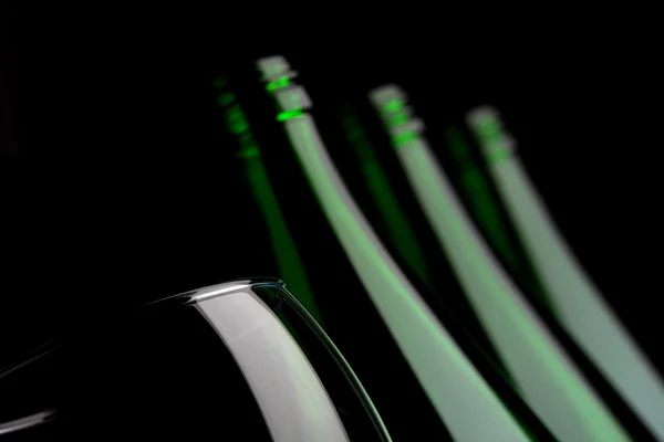 Butelki szklane na czarnym tle — Zdjęcie stockowe