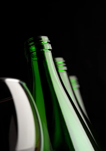 Бутылки со стеклом на черном фоне — стоковое фото