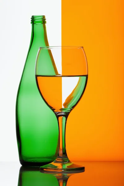 Láhev se sklenicí vody — Stock fotografie
