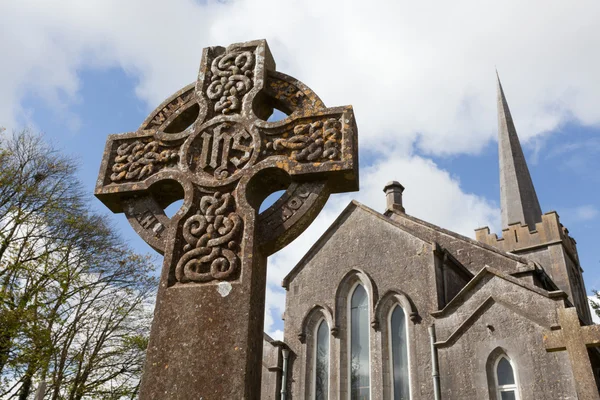 Кельтські кам'яний хрест — стокове фото