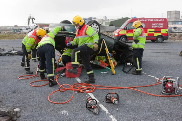 Equipe de serviço de incêndio e salvamento no treinamento de acidente de carro — Fotografia de Stock