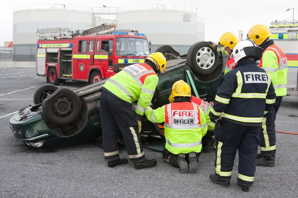 Equipe de serviço de incêndio e salvamento no treinamento de acidente de carro — Fotografia de Stock