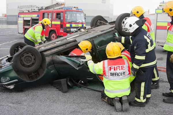 消防和救援服务工作人员在车崩溃的培训 — 图库照片