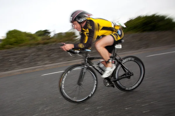 Cyclist, panning technique, 2nd Curtain Sync Flash — Stock Photo, Image
