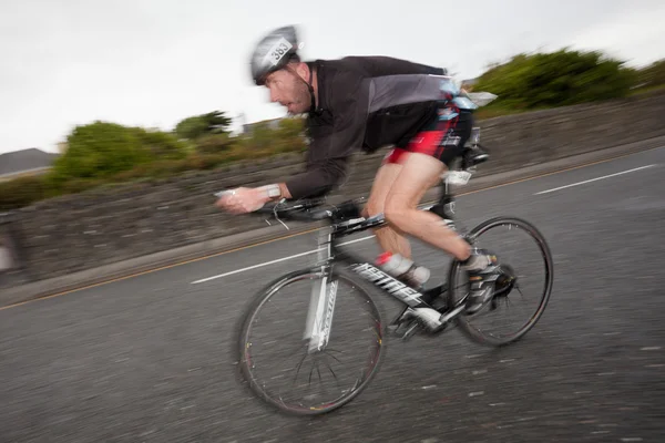 Cyclist, panning technique, 2nd Curtain Sync Flash — Stock Photo, Image