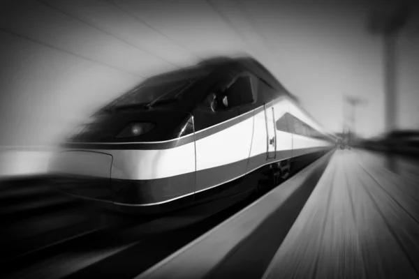 Comboio de alta velocidade com borrão de movimento, preto e branco — Fotografia de Stock