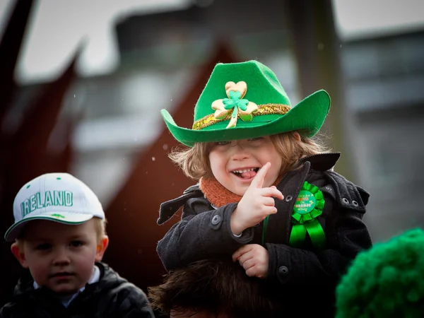 Kinder genießen St. Patrick — Stockfoto