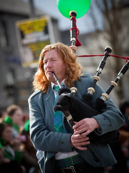 Músico Bagpipes se apresenta no St.Patrick — Fotografia de Stock