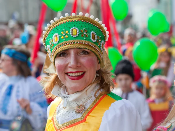 Kvinna i ryska traditionell dräkt — Stockfoto
