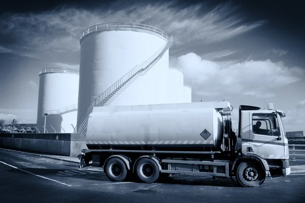 Samochód ciężarowy ze zbiornikiem paliwa — Zdjęcie stockowe