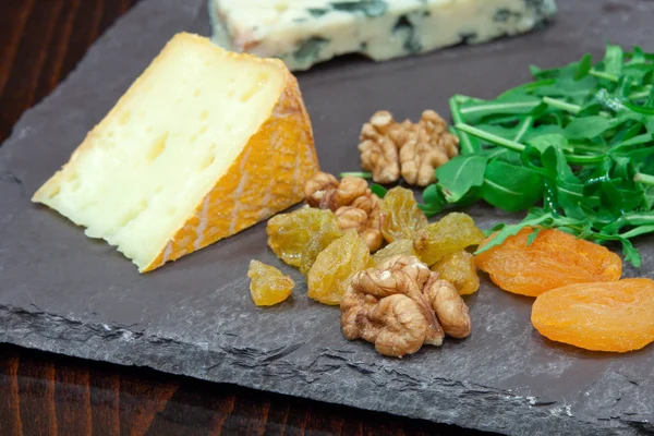 フランス & アイルランドのチーズの盛り合わせ — ストック写真