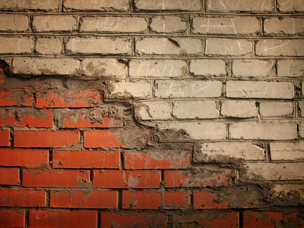 Weathered manchado pared de ladrillo viejo —  Fotos de Stock